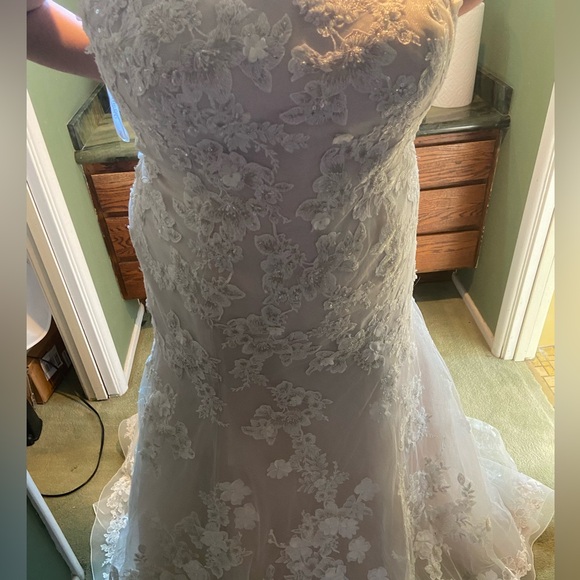 Oleg Cassini 22W Ivory 3D Floral Ballerina  Wedding Dress - Picture 11 of 13